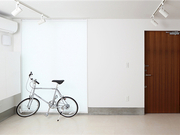 日本无印良品住宅木地板与白色瓷砖的搭配