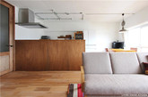 由年轻一代设计师成立的日本设计公司 nu by renovation 以老屋拉皮与轻装修的概念，让家具成为空间风格的主角。