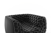 泡沫组合而成的沙发看上去有几分脆弱，实际上却结实、柔韧。泡沫的圆形能打破空间的单调，让家具更具趣味。（实习编辑：陈尚琪）