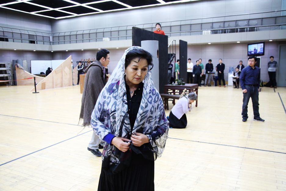 歌剧《冰山上的来客》首演在即 两族演员亲如一家“排练欢”_娱乐频道_凤凰网