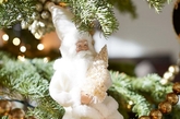 白色及其延伸色——银色是欧洲圣诞节的主要代表色，它象征着纯洁神圣的圣母玛利亚。银色的缎带、铃铛，白色的LED灯，由能发光的光线材质制成的圣诞树和星星，不仅调和了红绿金三色的热闹，更在室内打造了冰天雪地的风景。（实习编辑：陈尚琪）