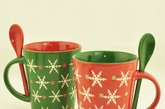 传统的大红大绿既是圣诞节的主色，也是西方家庭准备圣诞节时使用最频繁的布置色彩。红色的缎带、铃铛，搭配绿色的圣诞树，红色的餐盘配绿色的餐巾，红绿相间的花环等，都是营造圣诞热烈气氛的好配饰。（实习编辑：陈尚琪）