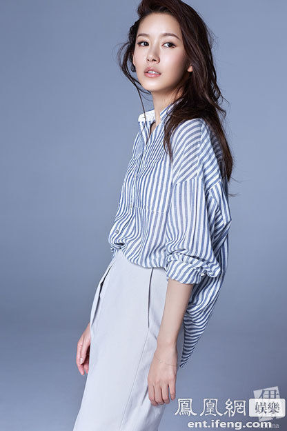 赵本山小姨子演出后台亮相 前呼后拥排场大[高