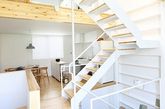 MUJI无印良品在东京设计的一处样板式住宅，在十分有限的空间内采用错层式的结构，在保证舒适和采光的前提上，将空间利用最大化。这幢外观窄小简朴的三层建筑代表了大多数城市居住者的生活环境。设计师将不同的功能部分进行合理衔接布局，并充分利用了副空间，以保证居住的便捷和舒适。宽大的窗户能创造良好的采光条件。房间内的家具和日常用品采用MUJI无印良品的自有商品。