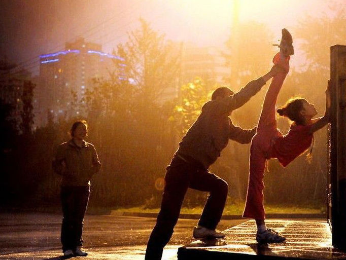 <em>10岁女孩</em> 马路灯下练芭蕾_<em>教育</em>频道_凤凰网