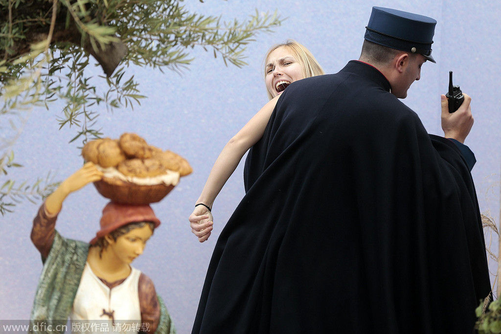 裸身Femen成员示威被警察带走