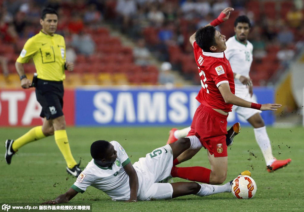 国足球员屡遭黑脚! 沙特球员球场拼抢凶狠惹争