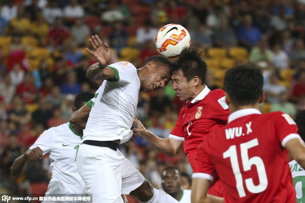 国足球员屡遭黑脚! 沙特球员球场拼抢凶狠惹争