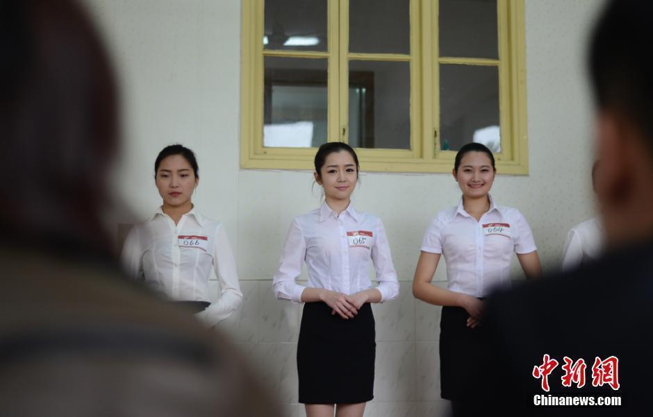 组图:大学生开动漫<em>咖啡厅</em> <em>女仆</em>为你<em>日语</em>服务