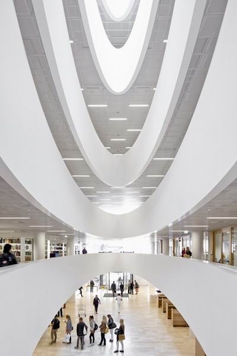 芬兰赫尔辛基大学主图书馆：与街面协调的拱形
