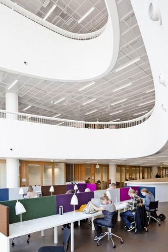 芬兰赫尔辛基大学主图书馆：与街面协调的拱形