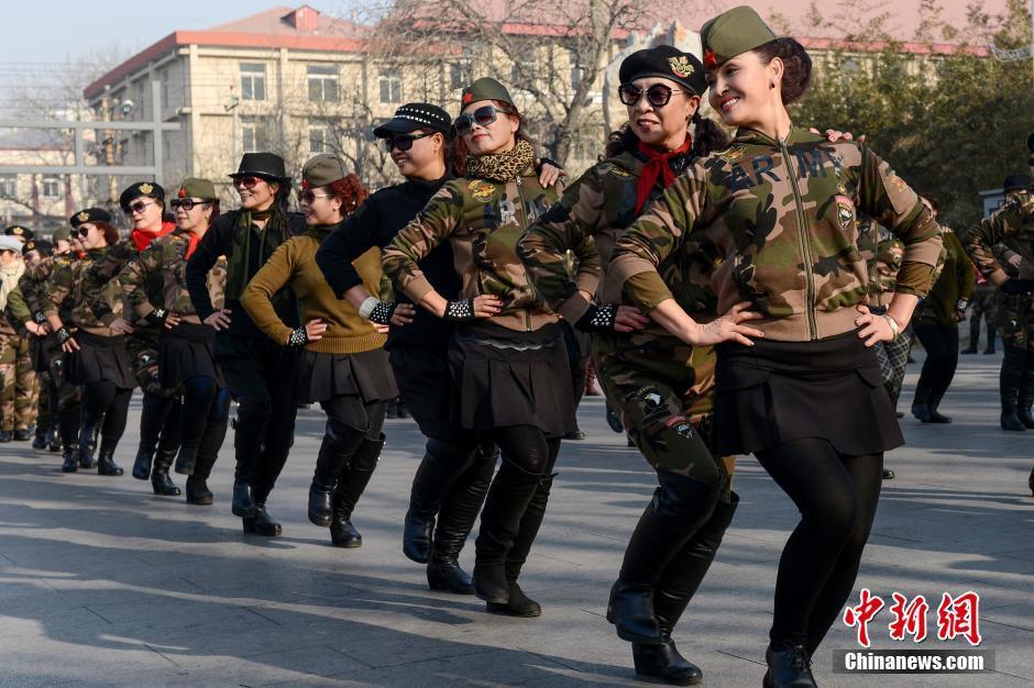 北京广场舞大妈跳水兵舞-中国学网-中国IT综合