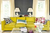 此款沙发以柠檬黄色调，配以舒适多姿小靠枕，让你得到满满的幸福感。整款沙发线条考究，一板一眼的边围线条再一次强调着这款沙发方正规矩的曲线，搭配黄色外观又很协调。（实习编辑：周芝）