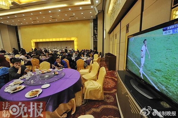 北京两会代表关注国足 晚饭时间集体看直播