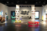 当代设计品的收藏价值越来越被关注。“设计迈阿密”就是这样的一个展览，呈现最具收藏价值的设计作品。最初从举世闻名的巴塞尔艺博会分支而出，最终形成一个多元化的设计展。其实“设计迈阿密/巴塞尔”在瑞士巴塞尔首先举办（2015年为6月21日开始），随后年底来到迈阿密展示后半年更具时效性的作品。这里有艺术家具备一定功能的作品，也有设计师看似艺术的创作，或大牌跨界之作，都让设计呈现更多视角。（实习编辑：周芝）
