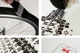 「100copies」是托马斯结合了自行车和创意而创建的一个品牌，专门设计和创作与自行车元素有关的印刷品、T恤，顾名思义，每一个产品都是限量100件。今天所介绍的一系列作品正是100copies中托马斯用自行车轮胎沾上颜料而创作的海报 ，包括帝国大厦、伦敦双子桥、巴黎铁塔及中国紫禁城等著名建筑。（实习编辑：刘宁馨）