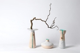 2012年设计周的家具展上展出了他的最新作品“裂纹”花瓶（Crack Vase）。他专门到木材厂，收集那些因为有裂纹而被认为“无用”的木材，把裂纹当作最主要的元素，设计成了陶瓷和木材相结合的花瓶。（实习编辑：陈尚琪）