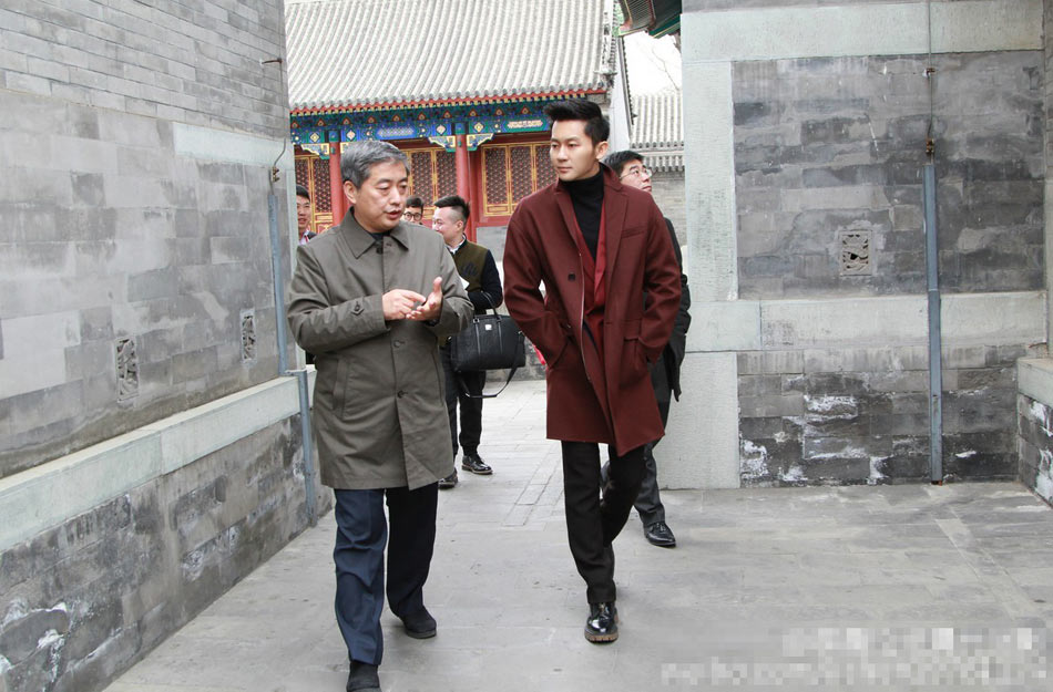 上海女主播朱珠与尤文图斯老板意大利街头激吻