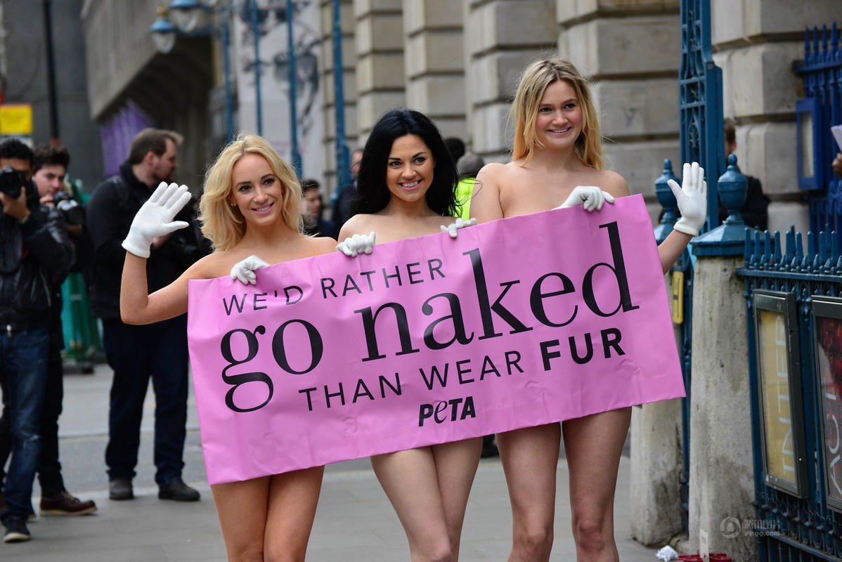 组图：伦敦时装周将至 动物保护者赤裸上身反对皮草