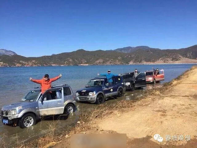 游客开越野车在泸沽湖“洗车冲浪”遭谴责(组图)