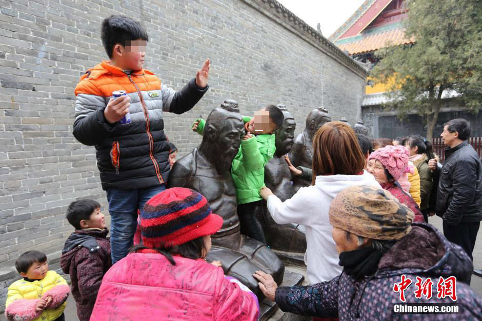 赵忠祥邀<em>女主持人</em>做客 5亿豪宅再曝光_资讯频