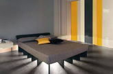 3. 光束床
这款底部发光的光束床（Beam Bed）由设计师Ewan Robertson为LagoStudio设计，设计灵感来源于太阳。床的底架由木板构成，木板的摆放位置经过精心设计，从而在加入灯光系统之后创造出特殊的光影效果。