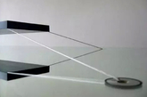 【科技篇】
1. 磁力悬浮床
由荷兰建筑师Janjaap Ruijssenaars设计的这款磁力悬浮床配有足够多的磁体，可以承受900千克的重量。为保证床不会因强风或奇怪的运动漂走，床的四角分别用绳子栓在地面上。