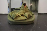 【趣味篇】
1. Moody Nest
由德国设计师Hanna Emelie Ernsting设计的Moody Nest带来一种极致的舒适、温暖和私密感。泡沫底座加绗缝纺织品外套让你可以随意蹂躏这张床。