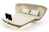 2. Sleeping Tomorrow。
这款名为Sleeping Tomorrow的床由知名设计师Axel Enthoven设计，并在2013年科隆家具展中展出。它的最大特点在于床垫的面料中织入了光纤和铜纱线，从而可以感知睡眠者是热还是冷。