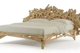 7. Favela床
由木板制成，这些木板用胶水和钉子粗略地固定起来