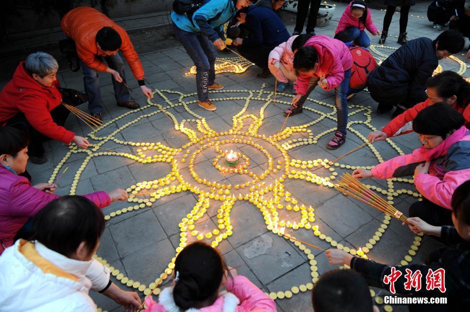 西安广仁寺新年祈福灯会 民众点燃万盏酥油灯