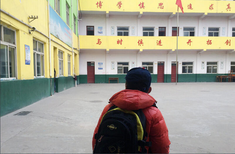 高清:大学生拍重口味毕业照 “求强奸”“求你妹 ...