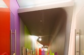 VOX Architects设计的Pampa Green幼儿园空间，内部采用弧形设计，不规则的图形的运用和多种绚丽色彩的组合构建成梦幻烂漫的空间。设计师选择高明度和跳跃的色彩，活泼但不显得繁琐，不规则的空间并不会显得狭仄。这样的设计用心巧妙，有利于启蒙儿童认识色彩和形状。
