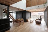 Suehiro house是由ALTS design office开发设计的，初衷在于平衡家庭成员间隐私与共享公共设施。每个房间都相对封闭独立，打开门却都能看见客厅等公共区域。中庭也能带来足够的日照阳光，让屋子明亮。(实习编辑：张曦)