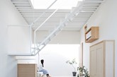 这是一套由tato architects所设计的作品“House in Itami”。由于房屋在伊丹人口密集区，所以建筑面积只有34.95平方米，TATO的设计师将其扩展到了95.79平方米。

PS：很长一段时间都没见白茶更新过日居设计，对于小编来说日居更注重房屋整体结构和居住者的密在关系，所以小编感觉结构大于软装，似乎少了些可参考性。不知道你是否喜欢日式家居，如果喜欢请留言告诉小编。(实习编辑：张曦)