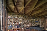 2/由Gianni Botsford设计的一所位于哥斯达黎加的住宅

融合当地的材料，采用木结构建造的房屋——里面的书房拥有整面墙的书柜，在树林之中感受自然与阅读的营养。