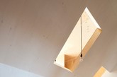 来自于日本静冈mA-style的建筑工作室带来这套蚂蚁之家，这是一套在日本御前崎市的家庭住宅。深色金属墙面，只有一个入口似乎有意的隐藏着。很佩服设计的屋中屋的设计，也是小编比较喜欢的复杂却温馨设计，每个空间都有着自己的功能，一套值得参考的居屋设计案例哟！(实习编辑：张曦)