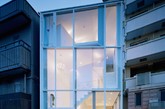 “螺旋居”（life in spiral）是一座位于东京的住宅，由东京当地的建筑工作室Hideaki Takayanagi设计，该建筑探索了住宅相对于城市的开放性与封闭性的概念。狭窄的用地决定这所住宅不得不设计成五层，一个三维的日式游廊(engawa）从首层蜿蜒而上解决了竖向交通问题，同时楼梯侧面隔墙与其周边的玻璃幕墙相隔出房间，倾斜部分的墙体在定义与分隔了房间的同时还巧妙地将自然光线引入到室内。(实习编辑：张曦)