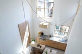 这是一套由tato architects所设计的作品“House in Itami”。由于房屋在伊丹人口密集区，所以建筑面积只有34.95平方米，TATO的设计师将其扩展到了95.79平方米。

PS：很长一段时间都没见白茶更新过日居设计，对于小编来说日居更注重房屋整体结构和居住者的密在关系，所以小编感觉结构大于软装，似乎少了些可参考性。不知道你是否喜欢日式家居，如果喜欢请留言告诉小编。(实习编辑：张曦)