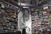 时尚老佛爷卡尔·拉格斐(Karl Lagerfeld)的家庭图书馆，收藏的都是设计相关的书籍。