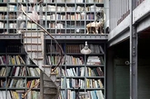 15/来自巴黎的一间私人住宅
主人们改造了一所修理厂，最终在350平米空间内装满了书籍、家具和四处淘来的旧货。