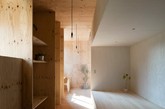 来自于日本静冈mA-style的建筑工作室带来这套蚂蚁之家，这是一套在日本御前崎市的家庭住宅。深色金属墙面，只有一个入口似乎有意的隐藏着。很佩服设计的屋中屋的设计，也是小编比较喜欢的复杂却温馨设计，每个空间都有着自己的功能，一套值得参考的居屋设计案例哟！(实习编辑：张曦)