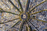 从顶部拍摄的巴黎凯旋门。