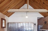 这个仓库改造项目是由建筑师Chris Dyson为家庭居住设计的，位于伦敦东部历史悠久的肖尔迪奇区。
改造过程包括拆除了仓库后方的一个简易房，改成一处露天的庭院，使得阳光能够从顶部照射进内部的卧室等房间。
这座工业风格的住宅共拥有5381平方英尺（约500平米）的居住空间。（实习编辑：周芝）