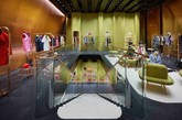意大利时装品牌 miu miu 新近在日本东京的青山区开设了一家新店，店铺由瑞士建筑师 herzog & de meuron 操刀设计。整个店铺就像放在路边的大箱子，但一片宽阔的倾斜房顶却仿佛箱子的开口微微张开，热情的邀请行人入内一探究竟；店内有两个宽阔的楼层，共计720平米 ，这里不仅陈列了诱人的商品，同时也提供了像家一般温馨舒适的沙发和扶手椅，让人流连忘返。（实习编辑：周芝）