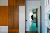 Point Superme 建筑工作室为雅典的一个有孩子的家庭设计了这个明快、活泼的公寓。整套设计中，大胆地采用简明的几何图形和萌萌的颜色，营造亲切、可爱的生活气息。房子是两个独立的单位，由中间的楼梯进行连接。以类似的方式，其他的定制结构被引进，有效地将一楼的开放空间进行切分的同时，制造着它们之间的视觉联系。楼上的空间，则沿用了活泼的色彩——门上有缤纷的色彩细节、一个大的粉红色旭日在楼梯的顶端……整套公寓的设计，让孩子能够发挥自然天性，愉快地玩耍。（实习编辑：周芝）