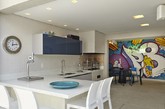 这是个性化的色彩涂鸦艺术: 圣保罗中央公园住宅设计，酷炫的设计风格让家充满时尚年轻的气息。家中的每一处都可以涂鸦设计，让家彻底在你掌中变换。（实习编辑：掌中）