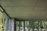 这个“绿盒”建筑是法国建筑师Romegialli的作品，利用一个废弃的小车库，在阿尔卑斯山坡上建造了这个叫做“Green box”的房子；在车库原有的造型上，用轻质金属镀锌型材和钢丝在屋顶上搭建一个三维支撑架，上面铺满植被，等到树枝图芽、春暖花开时，就能看见一座被植被覆盖的房子。（实习编辑：周芝）