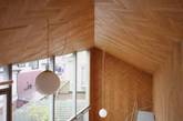 案例2： Rainy/Sunny
日本富士山建筑事务所的作品Rainy/Sunny，这个位于东京的小屋子内部，由与外观截然不同的温暖木质材料打造，从墙壁到天花板是清一色的鲱鱼骨纹橡木板。 “墙面、天花板、地板分别使用不同的材料，已成为‘房子’的标志性象征”，设计师原田真弘说。 “我想摆脱这一点。”（实习编辑：周芝）