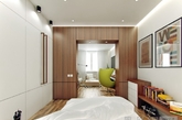 实木地板门框将客厅和卧室分开。通过这样的设计,房间给人感觉是一个独立私人且空间大的公寓。（实习编辑：谭婉仪）
